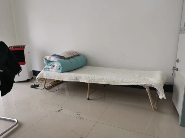 苍晓生在单位办公室睡的行军床
